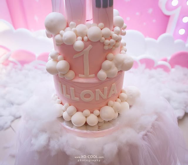 Detail kue ulang tahun dua tingkat dengan hiasan awan, karya XO COOL Photography